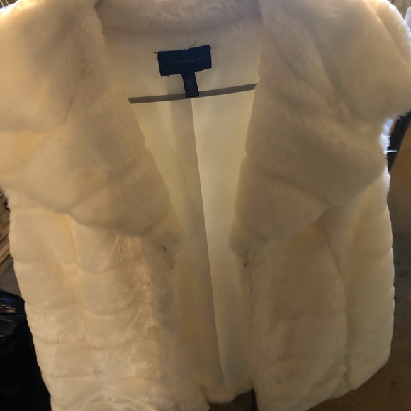 1930s inspired sleeveless pure fur coat. - Picture 1 of 4